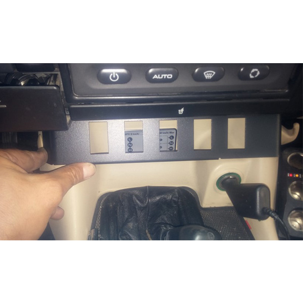 Console sous la radio à 5 trous pour Discovery 1-2 interrupteurs
