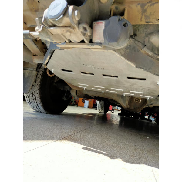 Tank cover for Discovery 2 with trailer hitch