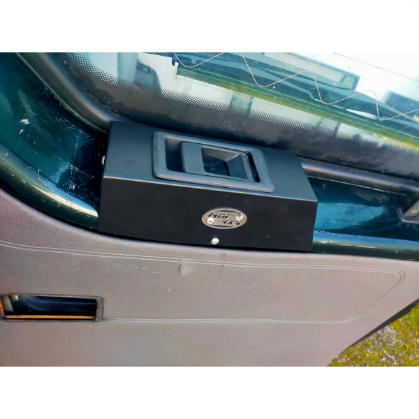 Discovery 2 tailgate handle holder